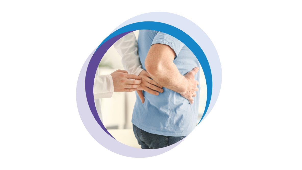 pacient podstupuje u lékaře vyšetření ledvinové oblasti dolní části zad