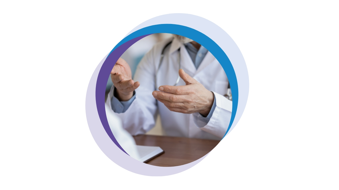 ruce lékaře, který sedí za stolem